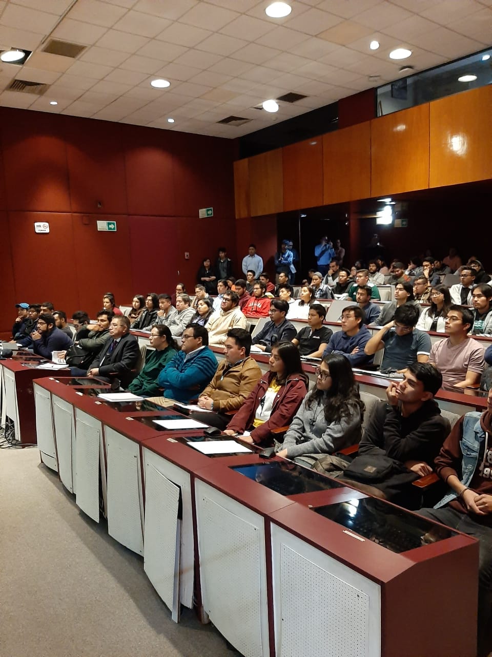 Audiencia atenta al seminario de Loren Shure sobre MATLAB