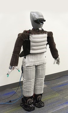 Robot Hubo vestido con un traje de tela funcional y sensible al tacto