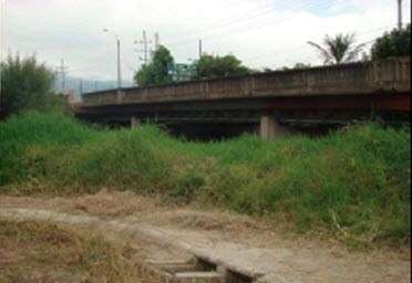 Los miembros del equipo del proyecto eBridge colocaron sensores bajo el puente